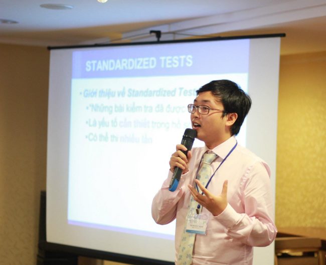 Andy Nguyên Trần ở vị trí guest speaker cho VietAbroader Study-Abroad Conference 2012 in HCMC